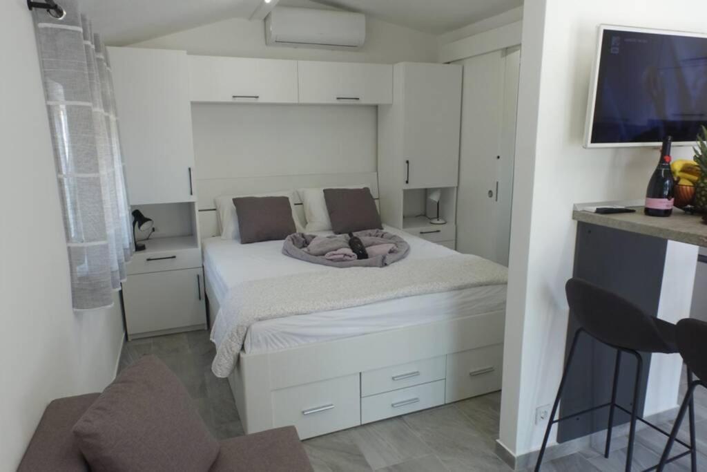 Apartment In Park Forest Soline Near The Sea ペシュチャーナ・ウヴァラ エクステリア 写真