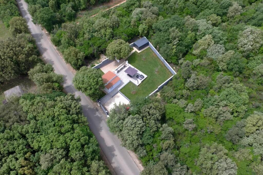 Apartment In Park Forest Soline Near The Sea ペシュチャーナ・ウヴァラ エクステリア 写真