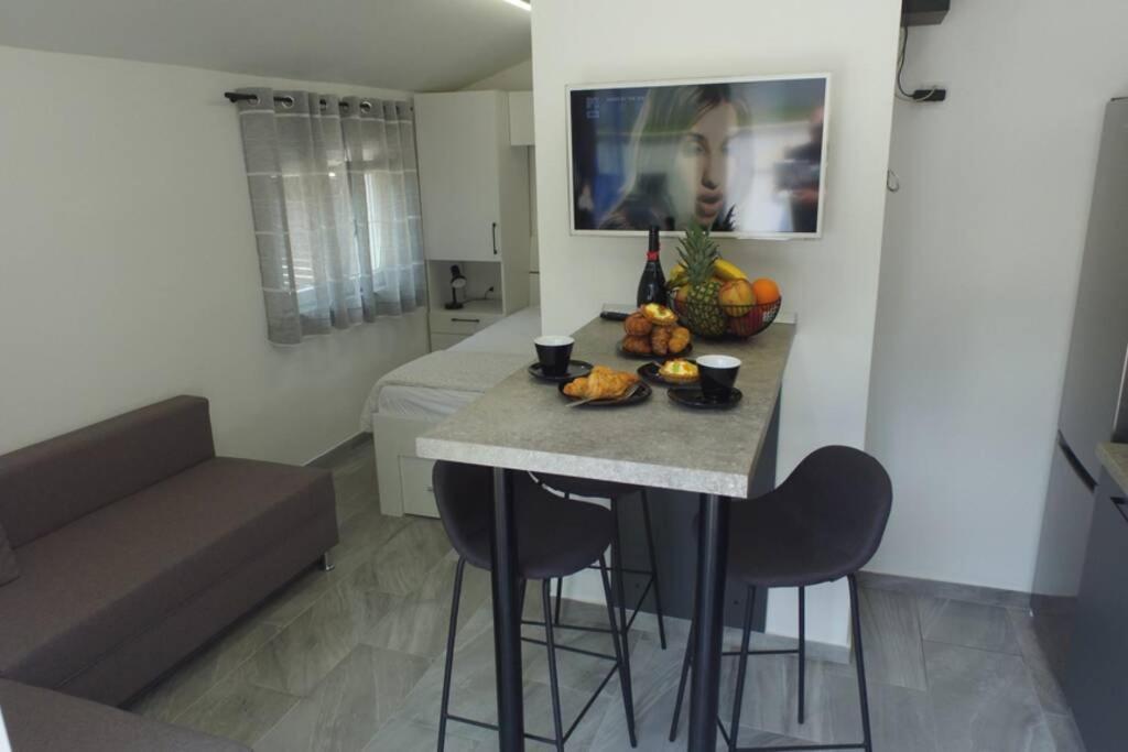 Apartment In Park Forest Soline Near The Sea ペシュチャーナ・ウヴァラ エクステリア 写真